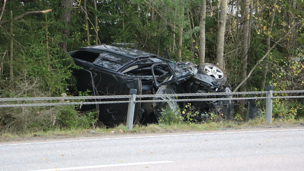 Bilen hamnade i terrängen utanför vägen efter att föraren krockat med mitträcket.