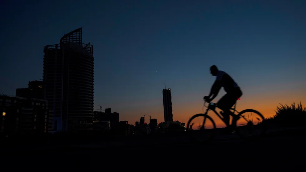 En man cyklar i ett nedsläckt Libanon, vid ett tidigare tillfälle då strömmen stängdes av. Arkivbild.