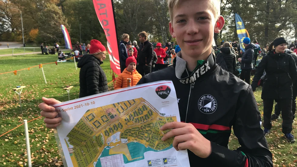 Orientering i stadsmiljö. Sprint-DM avgjordes i Råssnäs och TGOK:s Arvid Trofast, som var snabbast av alla i H14-klassen, visar upp den lite större kartan än vanligt. "Jag gillar att springa mycket", sade Arvid Trofast.