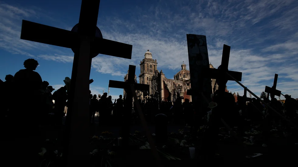 En manifestation mot mord på journalister i Mexiko 2019. Den tuffa situationen för journalister i många länder över hela världen har lett till spekulationer om att Nobels fredspris i år kan gå till någon som verkar för bättre press- och yttrandefrihet. Arkivbild.