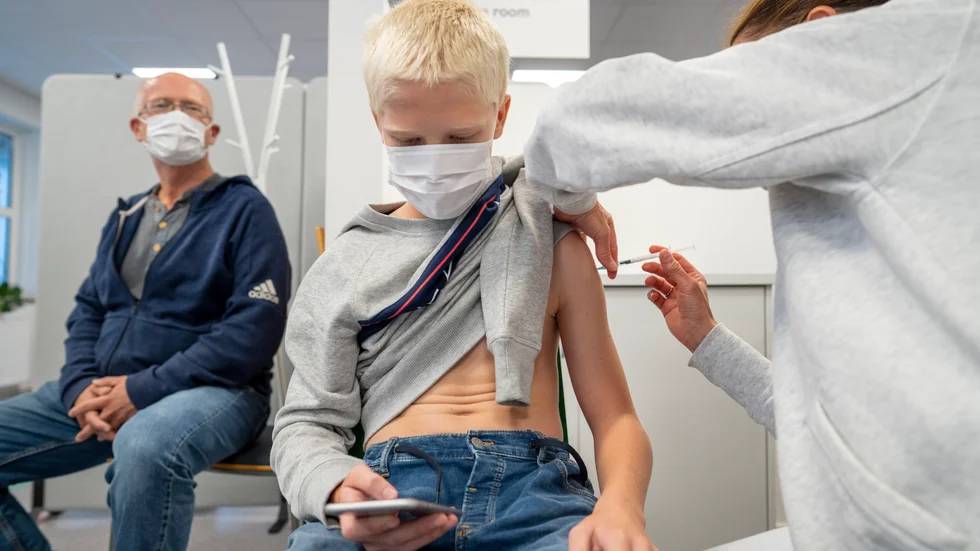 Vaccinationerna av barn kommer, förutom på regionens vårdcentraler och vaccinationscentraler, utföras även på skolorna. 