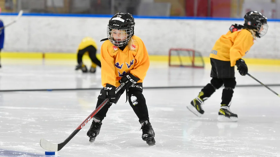 Skellefteå AIK har startat upp en tjejgrupp i Tre kronors hockeyskola.