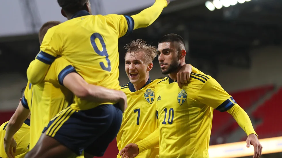 Sverigejubel efter 1-0 av Rami Al Hajj (#10, th ) i matchen mot Montenegro.