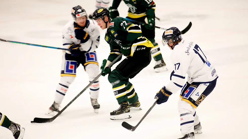 Momentet innan Oliver Pentler Almtuna lånet i ESK åker på en smäll mot axeln och tvingades avbryta matchen.