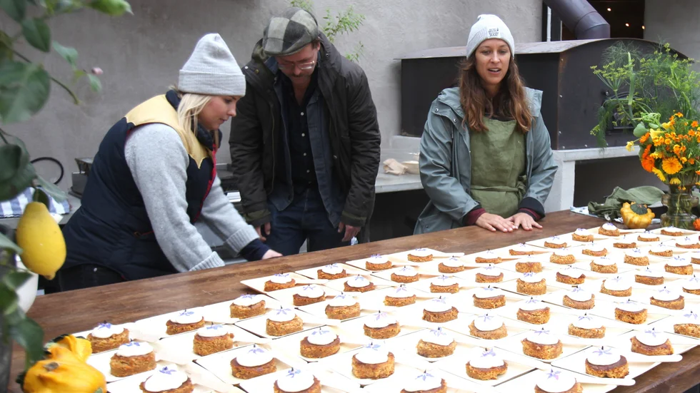Salthamns Sophie Jansen serverade morotskaka på lokala råvaror. Här med Eleonor Alverdal och Petter Bendelin.