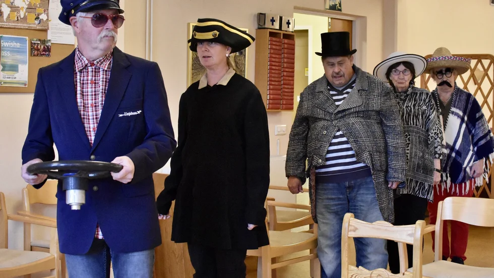 En av rollerna som Klasse Olson spelar i "Kalabaliken kring Boxholms mejeri" är busschaufför.