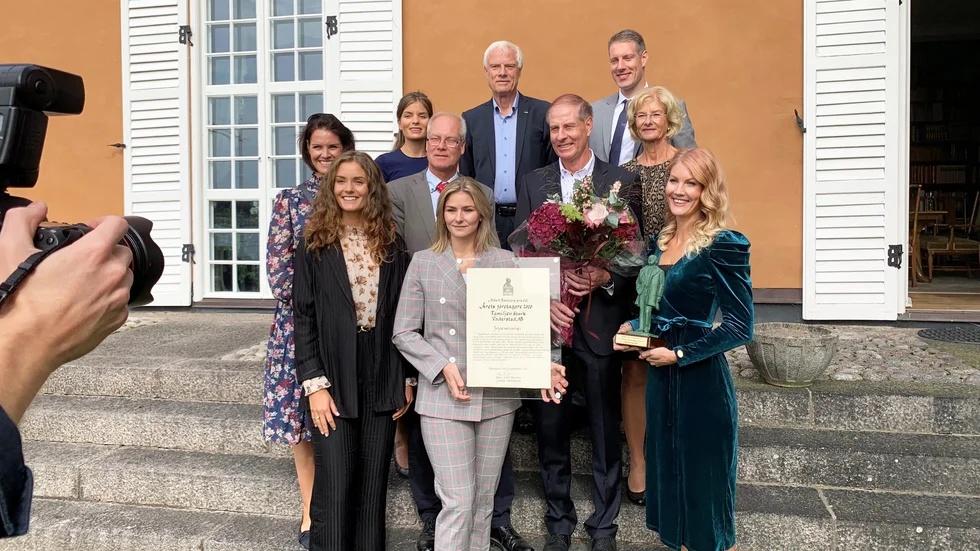 Andra och tredje generationen Stark tar emot priset som årets företagare 2020.