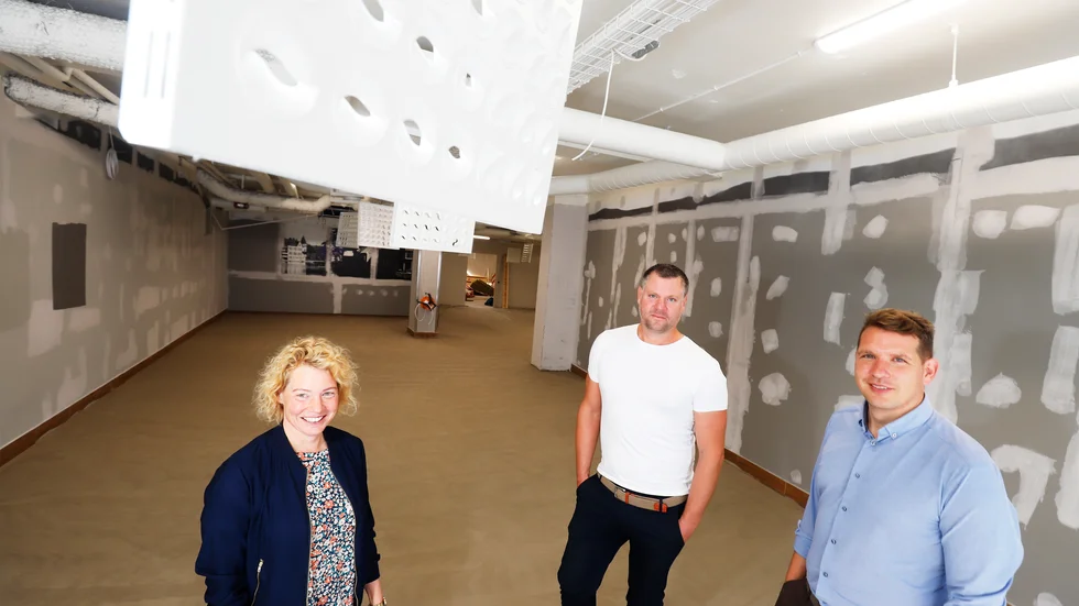 Maria Kruhsberg, Jens Lord och Anders Kruhsberg, från Kruhsberg Fastigheter ser fram emot att ha Stockholms stadsmission som nya hyresgäster till butikslokalen på gågatan.