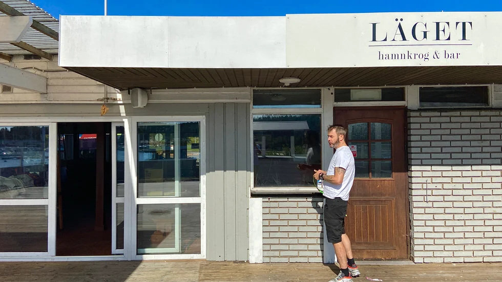 På bilden plockar Lägets sista krögare Charlie Stenberg ihop det sista innan restaurangen gjordes färdig för rivning. Idag är den borta.