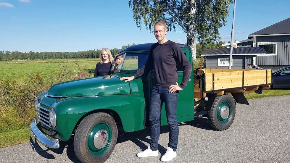 Erik Nilsson är fjärde generationen som har veteranbilen Volvo PV 445B av 1952 års modell i sin ägo, tillsammans med sin syster Emma. "Det känns fint att den äntligen har blivit klar", säger Erik Nilsson som jobbat i tre år med renoveringen.