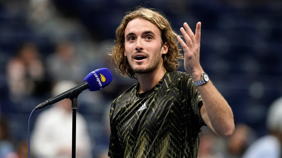 Stefanos Tsitsipas pratar till publiken, som buade ut honom efter ett långt toabesök.