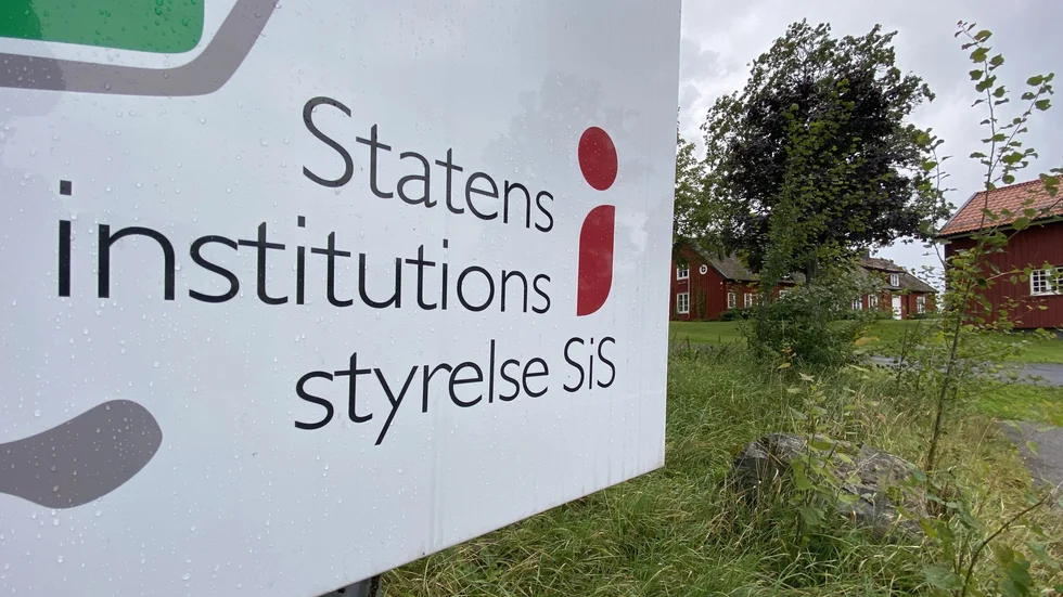 Skylt vid ungdomshem i Södermanland.
