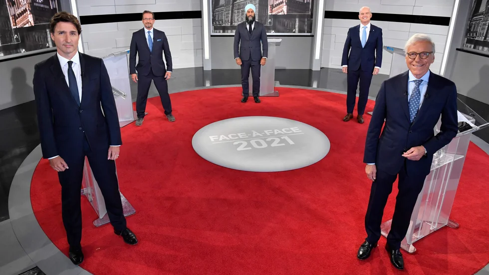 Kanadas partiledare debatterade – från vänster Justin Trudeau (Liberala partiet), Yves-François Blanchet (Québec-blocket), Jagmeet Singh (Nya demokratiska partiet), Erin O'Toole (Konservativa partiet) och programledaren Pierre Bruneau.