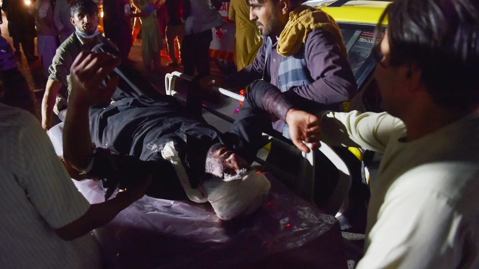 En man förs till sjukhus efter att terrorgruppen IS Khorasan slagit till mot Kabuls flygplats. Minst 60 civila afghaner och tolv amerikanska soldater miste livet i attacken.
