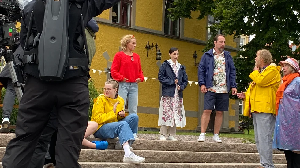 Filminspelning på trappan till Kanalbolagets gula byggnad med skådespelarna Eva Röse, Per Andersson, Tomas von Brömssen, Lottie Ejebrant, med flera. 