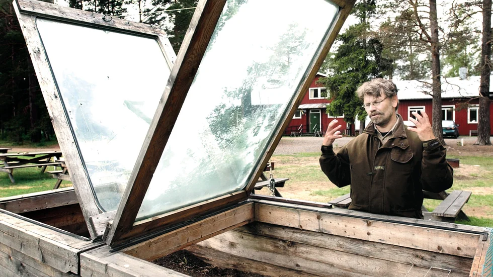 Miljöskolans chef Göran Öhman var mycket tveksam till om miljöskolans skulle kunna halvera sina kostnader genom att ta betalt för sina tjänster. ”Lite kan vi dra in med detta var våldsamt”, sade han.