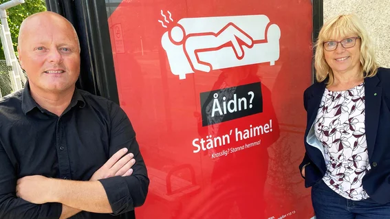 Peter Lindvall, regiondirektör, och Eva Nypelius (C), regionstyrelsens ordförande, tog emot Gutamålsgillets pris Janräunu för regionens användning av gutamål i sitt informationsmaterial om coronaviruset och covid-19.