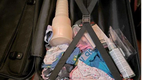 I en kabinväska hittade polisen mängder av trosor och kalsonger för barn, tillsammans med sexleksaker.