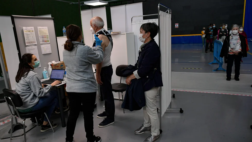 Pfizer/Biontechs vaccin mot covid-19 ges i spanska Pamplona.