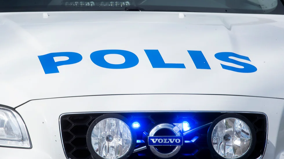 Föraren saknade ett giltigt körkort och eftersom han har kontrollerats vid flera tillfällen tidigare utan giltigt körkort misstänks han nu för grov olovlig körning.