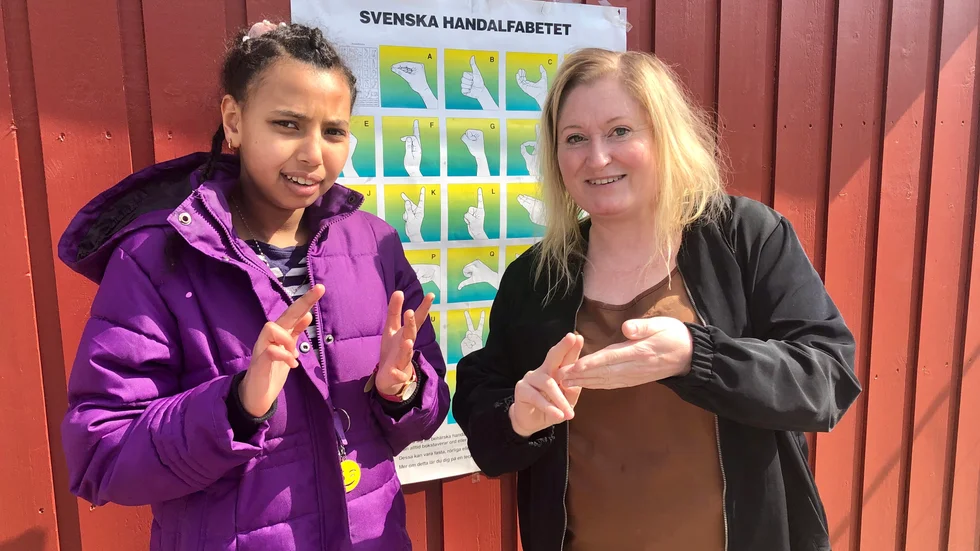 Eleven Elda Mengesha och Jeanette Synnergren, specialpedagog och talpedagog på Rönnskolan i Piteå vill att teckenspråkets dag ska uppmärksammas.