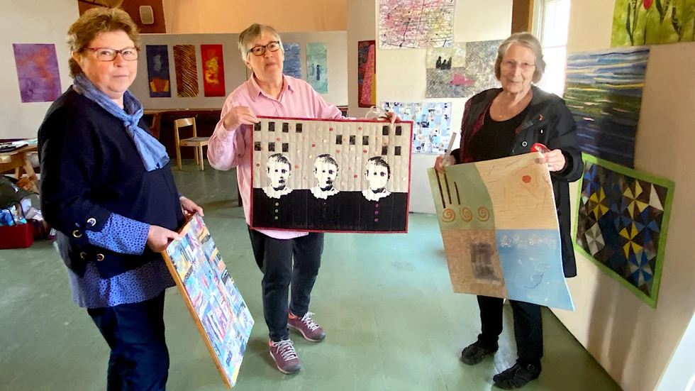 Elisabeth Hagman, Margareta Thelander och Gunilla Blomster i textilgruppen "Vi tre" ställer ut Art Quilt i Gamla Bion i Örsundsbro. ”En lokal med atmosfär som vi hoppas det blir fler konstutställningar i” säger de.