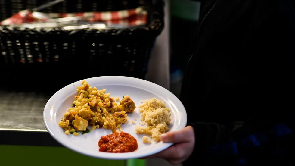 Eskilstuna borde börja förbereda sig på att servera mer vegetariskt i skolorna efter sommaren, menar insändarskribenten.
