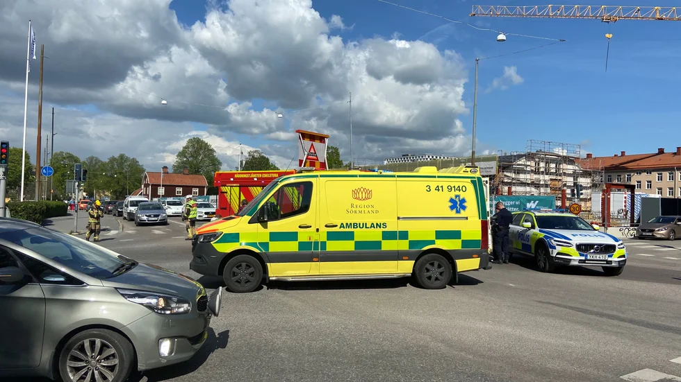 En bil och en moped krockade i korsningen Kungsgatan/Tullgatan vid 15.30-tiden på onsdagen.