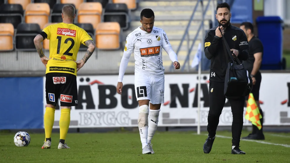 Häckens Martin Olsson (mitten) lämnar planen efter en skada mot Mjällby.