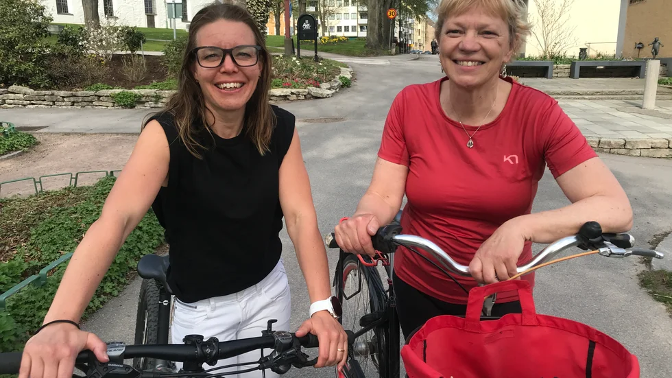 Lärare på rull. Sandra Pettersson och Kristina Flinck-Holmqvist är i gång med arbetsplatsklassikern. Det betyder att de under ett år ska genomföra de fyra olika delmomenten. 24 kollegor från Vuxenutbildningen deltar i utmaningen.