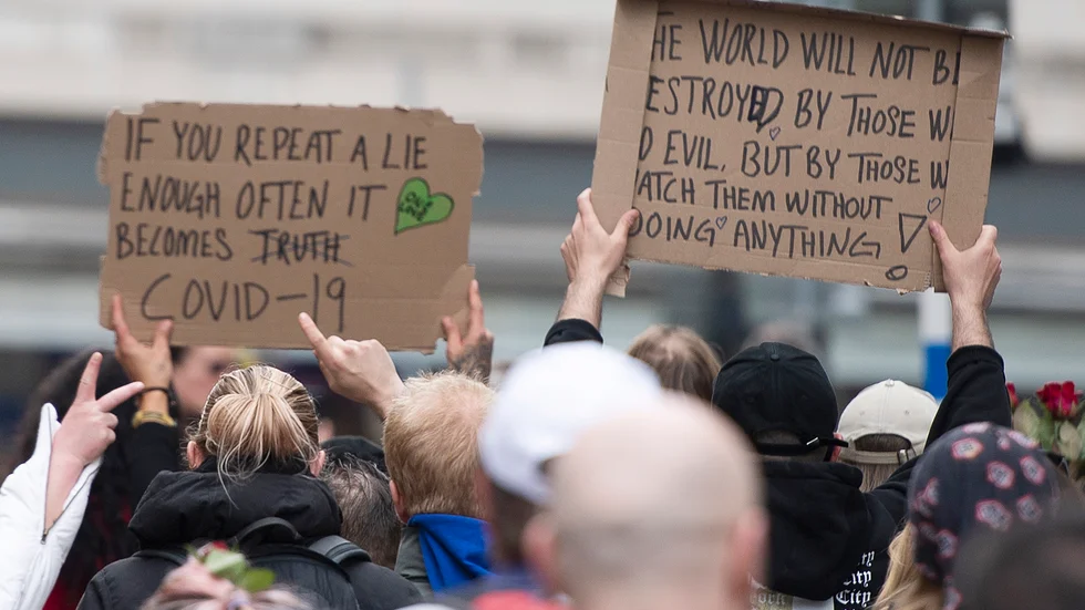 Skribenten kräver att myndigheterna stoppar demonstrationerna mot coronarestriktionerna. 