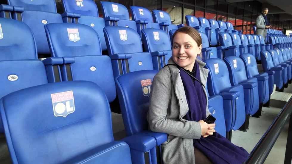Siri Wallenius har sedan 2016 rest kors och tvärs i Europa opch världen i fotbollens tjänst. Den 1 april anställs hon av Malmö FF som affärsutvecklare och Head of Internatioal Relations.