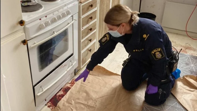 Brottsplatsen efter knivdådet i bostaden. Nu åtalas den 47-åriga Skelleftekvinnan för att den 29 januari på en mindre ort utanför Kungsbacka på västkusten ha knivmördat den man som hon hade en relation med. I polisförhör förnekar hon brott och hävdar nödvärn.