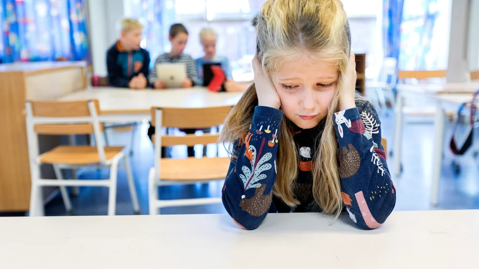 Jag avkräver skolan och kommunen åtgärder för att komma tillrätta med de problem på Vist skola som gör att våra barn gråter sig till sömns med huvudvärk på kvällarna, skriver en mamma. Flickan på bilden har inget med texten att göra.
