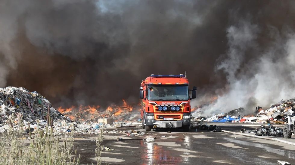 Över 2000 ton brännbart verksamhetsavfall stod i lågor under fredagsförmiddagen.