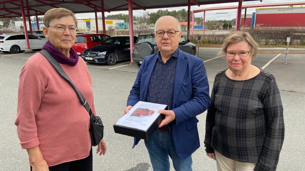 Johanna Westman och Britt-Marie Johansson lämnar över namnlistorna till Lars-Göran Karlsson (S), ordförande i Torshälla stads nämnd.