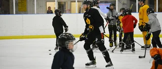 Uppskattat besök när Norsjös hockeyungdomar fick träffa AIK-stjärnorna: ”Man vet själv hur det var när man var i samma sits”