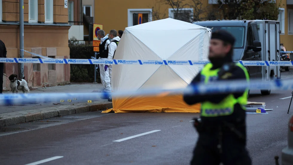 En person har avlidit efter en skjutning i Gävle. Polis har spärrat av brottsplatsen.
