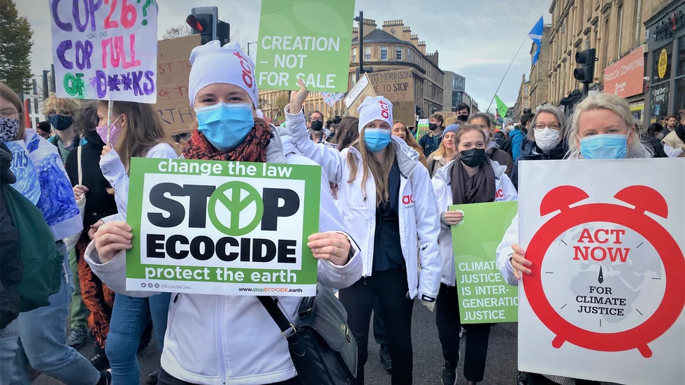 Här marscherar Hanna Soldal, Linnea Aronsson, Rebecca Lundberg och Maya Skagegård på Glasgows gator för en klimaträttvis framtid. 