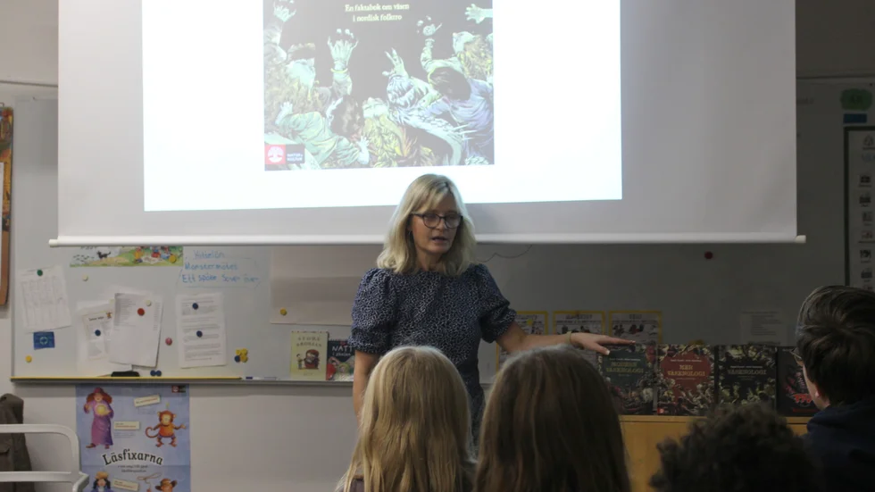 Eleverna i årskurs två och tre på Vårfruberga friskola höll andan när Ingela Korsell läste ur sin bok.
