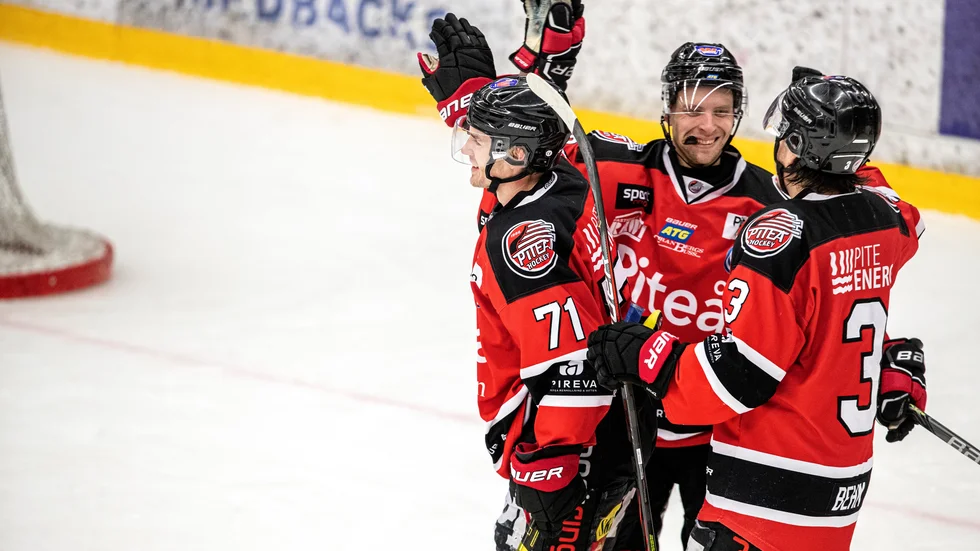 Joakim Högberg, Magnus Isaksson och Calle Behm jublar efter ett Piteåmål. 