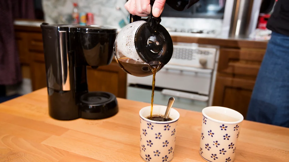 Inga Swedish fika Chocolate Chip-kakor från Bröd & Salt till fikat. Produkten återkallas. Arkivbild.