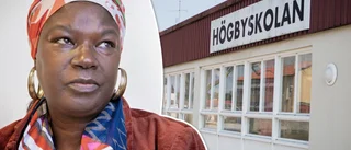 Efter rasismpåhoppet mot läraren Fatou Ström – nu motanmäler föräldrar henne • "Jag är så förbannad, jag vill bara gråta"
