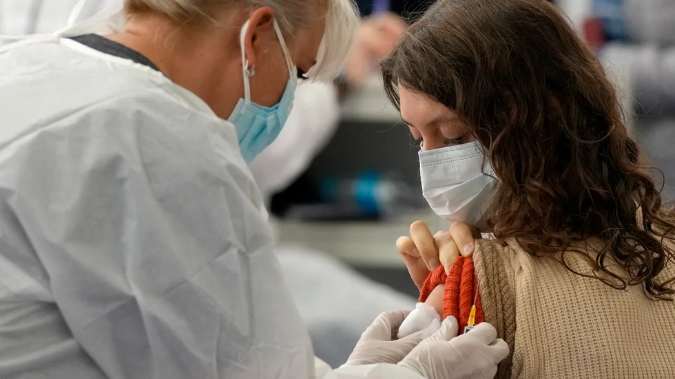 En kvinna får en dos av Johnsons covid-vaccin. Arkivbild.