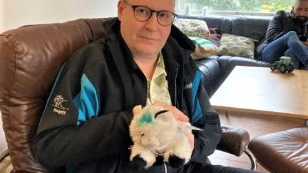 Henrik Dorsin fick äran att klia Mjau-Britt bakom örat.