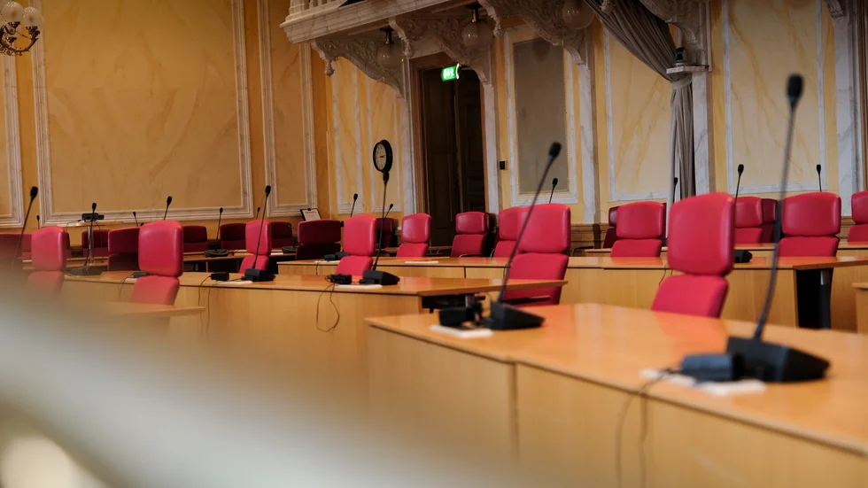 Det är hundra år sedan den första fullmäktigedebatten hölls i stadshuset. Men vid tisdagens budgetdebatt var salen tom och ledamöterna möttes digitalt. 