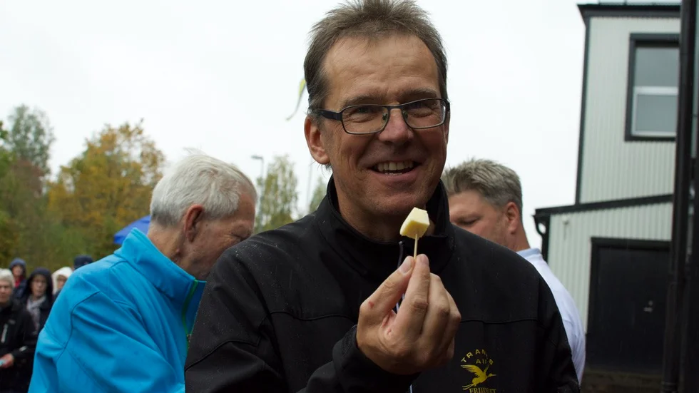 "Det känns spännande att få smaka", säger Ulf Carlsson. "Den förra osten som tillverkades här var jättegod."