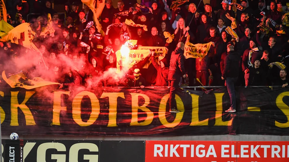 AIK:s supportrar tände bengaler i samband med matchen borta mot Kalmar FF i förra veckan.