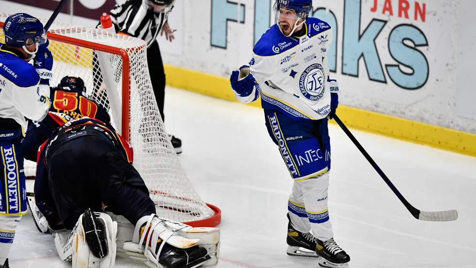 Leksands Max Veronneau jublar efter sitt första av två mål i tredje perioden i segern över Djurgården.