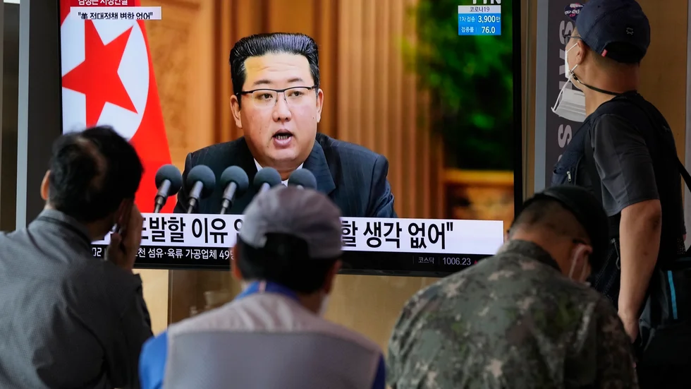 Sydkoreanska pendlare tittar på Nordkoreas ledare Kim Jong-Un i en nyhetssändning i tunnelbanan i Seoul på torsdagen.
